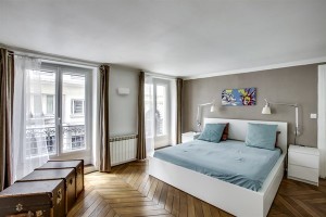 Grande chambre double avec parquet ancien