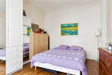 Short-term rental of a generously-sized, furnished apartment for 2 or 5 in Daumesnil area, on rue du Docteur Goujon, Paris 12th