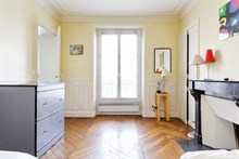 short term rental apartment furnished for 5 persons Paris boulevard du Montparnasse XIV