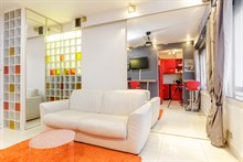 Monthly rental of a 2-room apartment for 2 in a modern building near Champs Elysées in Triangle d’Or area, Paris 15th