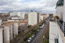 Couples retreat in spacious apartment with view, furnished terrace, near Paris attractions in the city of Boulogne