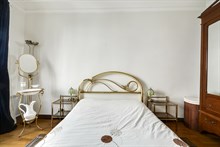 Romantic couples getaway in 3 room flat with 2 bedrooms for 2 or 4 at Abbesses, Paris 18th