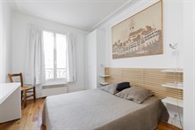 Spacious 2 person apartment in Saint Georges quarter of Paris 9th arrondissement, double bedroom in upscale building