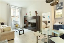 Luxury 2 room apartment sleeps 2, short term rental near Champs Elyées in 8th arrondissement