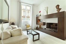 Spacious apartment for 2 with wifi in Paris 8th, short or long term rental on rue de Marignan