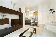 Weekly or monthly rental of luxury 1 bedroom apartment in affluent Paris district Le Triangle d'Or, 8th arrondissement