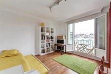Family-friendly apartment for rent for short term, balcony, 3 bedrooms, sleeps up to 5 guests, near Paris Saint-Lazare at la Garenne-Colombes