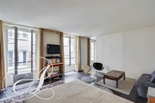 Spacious studio to rent monthly in mid short terms lease 8th district in Paris