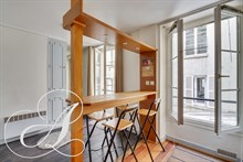 Mobility contract rental of a large furnished studio in the Golden Triangle in Paris 8th district