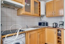Quiet and spacious : monthly rent of a furnished studio in Golden Triangle in Paris 8th district