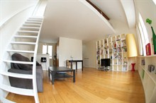 Accommodation for 4 in short-term rental duplex w/ balcony, heart of Paris 1st