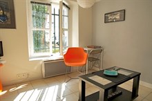Studio flat comfortably sleeps 2, available for weekly or monthly stays in the Triangle d'Or, Paris 8th