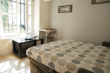Studio with plenty of space for 2 in the Triangle d'Or, Paris 8th, furnished and available for short-term stays
