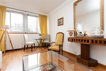 Weekly furnished, 2-room rental at rue des Bauches Paris 16th