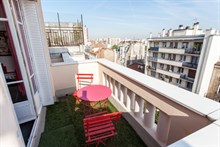 Short-term 2-room accommodation for 3 w/ large balcony in Saint Mandé, 15 minutes from Paris' Marais