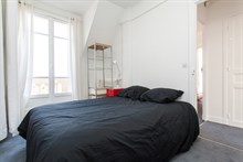2-room furnished apartment w/ balcony available for weekly vacation rental in Saint Mandé, access to Paris on line 1