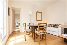 Weekly rental of a spacious 2-room apartment for 4 with long balcony on rue de Courcelles, Paris 17th