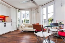 spacious studio to rent short term sleeps 3 in the heart of the Marais Paris 4th