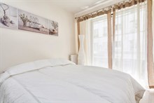 contemporary 1 bedroom apartment sleeps 2 or 4, rent short term on rue de Montreuil, paris 11th