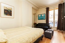 monthly rental of furnished F2 for 2 guests on rue Paul Bert in bastille