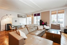 Spacious 3-room apartment sleeps 4, rent by week or month, located near favorite Parisian attractions the Marais and Republique, Turbigo Paris 3rd