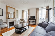 Luxurious honeymoon rental, fully furnished with 2 romantic bedrooms, equipped kitchen, at Hotel de Ville, Paris 4th in le Marais