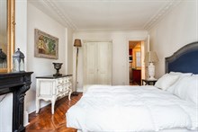 Turn-key 3-room apartment at Hotel de Ville, Paris 3rd, available for business stays by the week or month