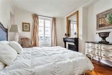 Short-term holiday rental for 4 in turn-key flat w/ 3 rooms at Hotel de Ville, Paris 4th
