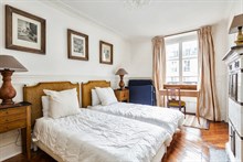 Furnished accommodation for 4 in spacious 3-room, 2-bedroom flat available for rent by week or month, Hotel de Ville, Paris 4th