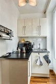 Short-term 2-person vacation rental in furnished studio apartment, Batignolles, rue des Dames, Paris 17th