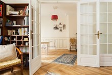 Short-term apartment rental sleeps 4, 3 rooms with spacious double bedroom in Convention Paris 15th