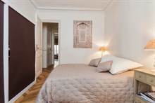 Short-term Paris vacation rental near Convention Paris 15th District, perfect for family or friends, sleeps 4 w/ private bedroom area