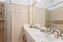 Luxurious honeymoon rental, fully furnished with large double bed, equipped kitchen and bathroom, Paris 15th near Convention