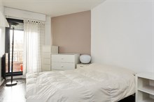 Accommodation for monthly or weekly rental with 2 bedrooms sleeps 6 guests on Rue Gallieni Paris 16th