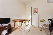 Short-term apartment rental for 4 w/ double bed and fold-out couch, near Eiffel Tower, Paris 15th