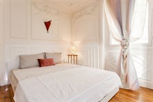 Romantic monthly vacation rental, turn-key 2-room w/ double bed and couch in Village d'Auteuil, Paris 16th