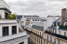 Short-term lodging in luxurious 2-room flat near Boulevard Houseman in Paris 9th district, furnished