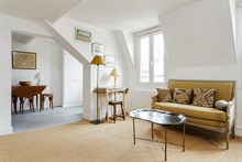 Romantic getaway in 2-person apartment in Paris 6th with spacious bedroom, monthly stays