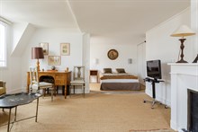 Furnished short-term studio apartment rental for language stays in Paris 6th, washing machine and kitchen, near Luxembourg Gardens