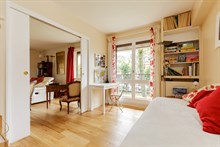 Short-stay flat rental for 2 guests with 4 rooms and terrace, Near Paris
