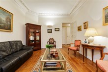 Distinctive 1-bedroom flat for 4 guests with extra privacy, Passy, Paris 16th