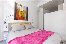 Plenty of guest privacy in 1 bedroom monthly accommodation on blvd Haussmann, Paris 8th