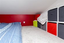Large, furnished studio apartment for short-term accommodation, sleeps 2 to 3 in le Marais, Paris 3rd
