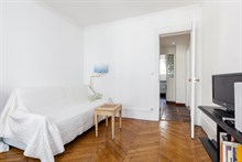 Turn-key apartment for 2 or 3 guests, walking distance to attractions, monthly rentals near Batignolles, 17th arrondissement of Paris