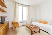 Furnished short-term rental 2-room apartment for 2 or 3 Commerce quarter, metro Motte-Picquet-Grenelle, Paris 15th