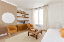 Weekly rental of spacious, furnished 2-room apartment Commerce quarter, metro Motte-Picquet-Grenelle, Paris 15th
