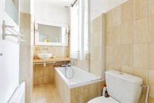 Furnished 2-room flat, equipped for 2 or 4, weekly rental Commerce quarter, metro Motte-Picquet-Grenelle, Paris 15th
