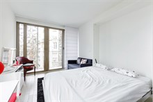 Location meublée mensuelle d'un studio confortable avec balcon à Convention Paris 15ème arrondissement