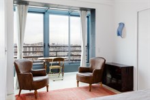 Location meublée mensuelle d'un F2 moderne pour 2 personnes avec véranda et vue panoramique aux Gobelins Paris 13ème arrondissement