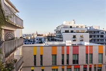 A louer en courte durée au mois superbe studio moderne pour 2 avec balcon aménagé à Montparnasse Paris 15ème